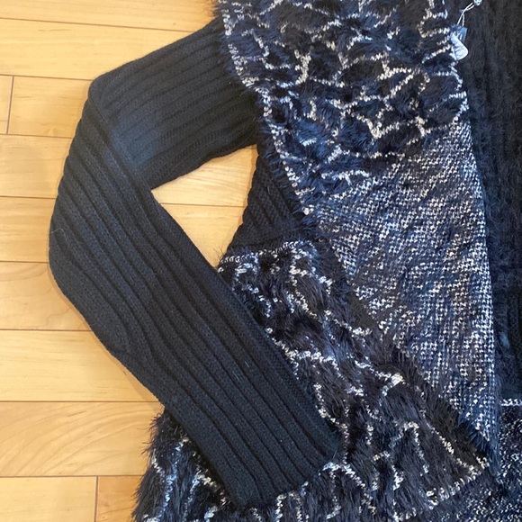 Sioni Black and White Slouch Cardigan NYT - Picture 6 of 10